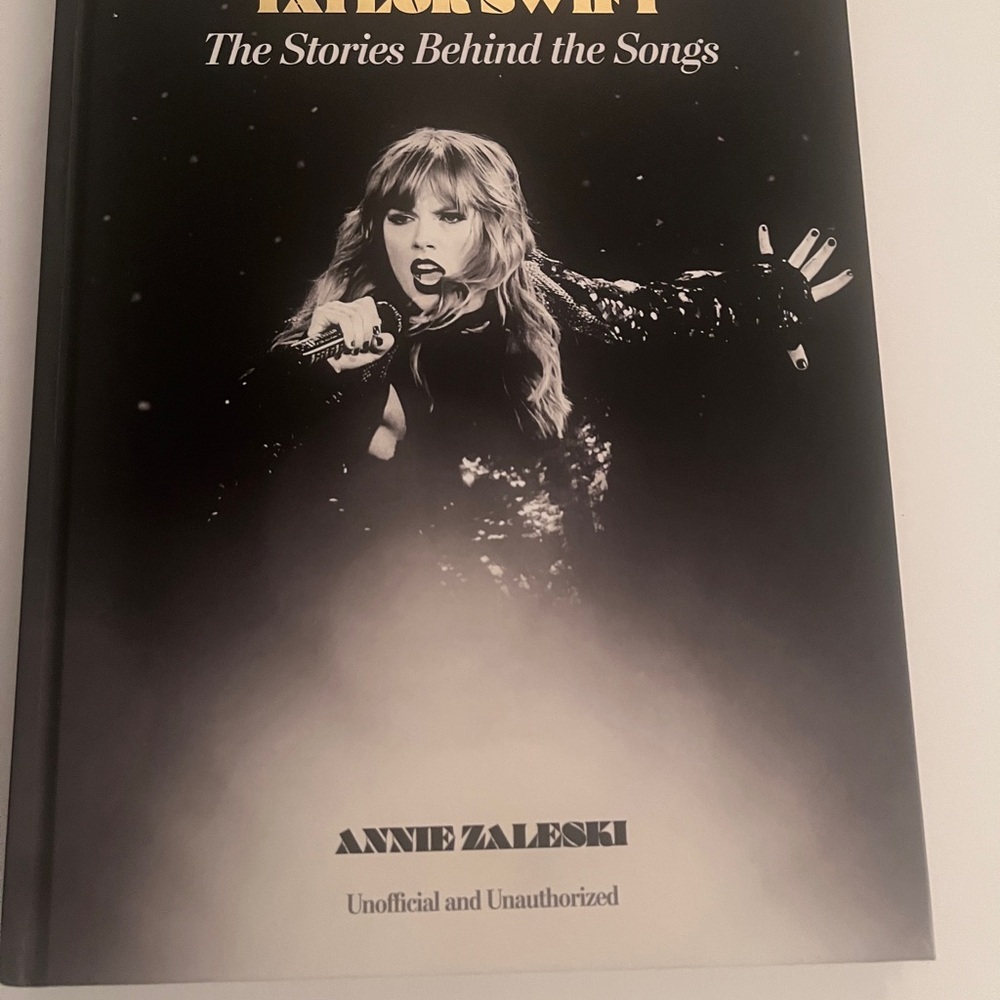 Taylor Swift: The Stories Behind the Songs - Black & White Hardcover
